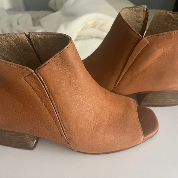 Beautiful boots - Picture 3 of 5